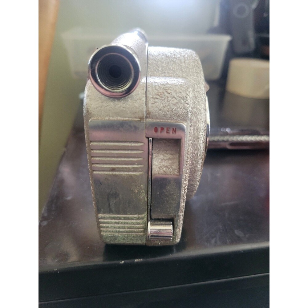 VINTAGE Revere Magazine Model 16  Movie Camera - Picture 9 of 16